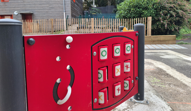 Nouveau panneau ludique dans la cour de la maternelle de Montaud