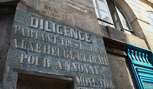 Inscription murale sur les diligences du XIXe siècle