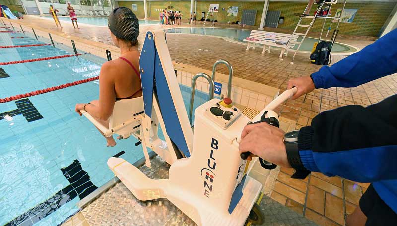 Siège pour les personnes à mobilité réduite (PMR) - piscine