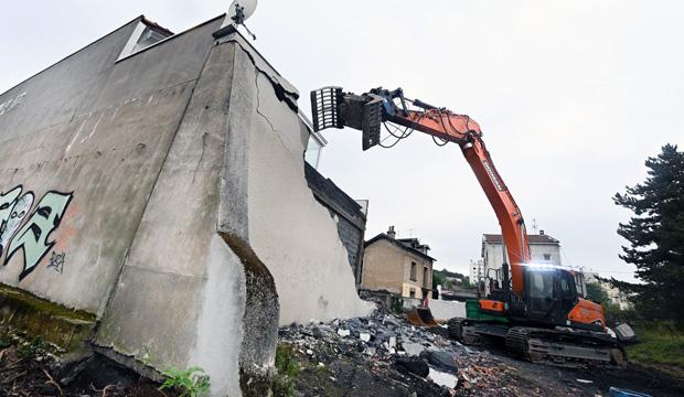 Démolition en attendant la gendarmerie du Soleil