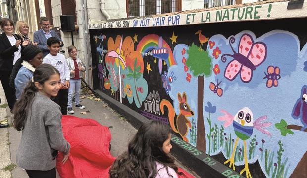 Des enfants du centre social Le Babet ont réalisé une fresque coloré