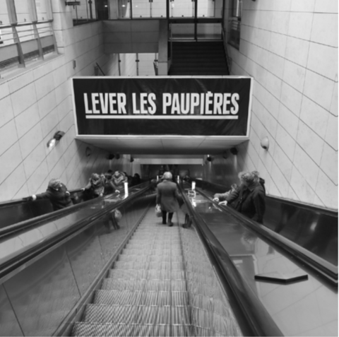 Sean Hart « LEVER LES PAUPIÈRES », impression sur bâche PVC suspendue à l’entrée de la station de métro «Vieux Lyon», Lyon, France.