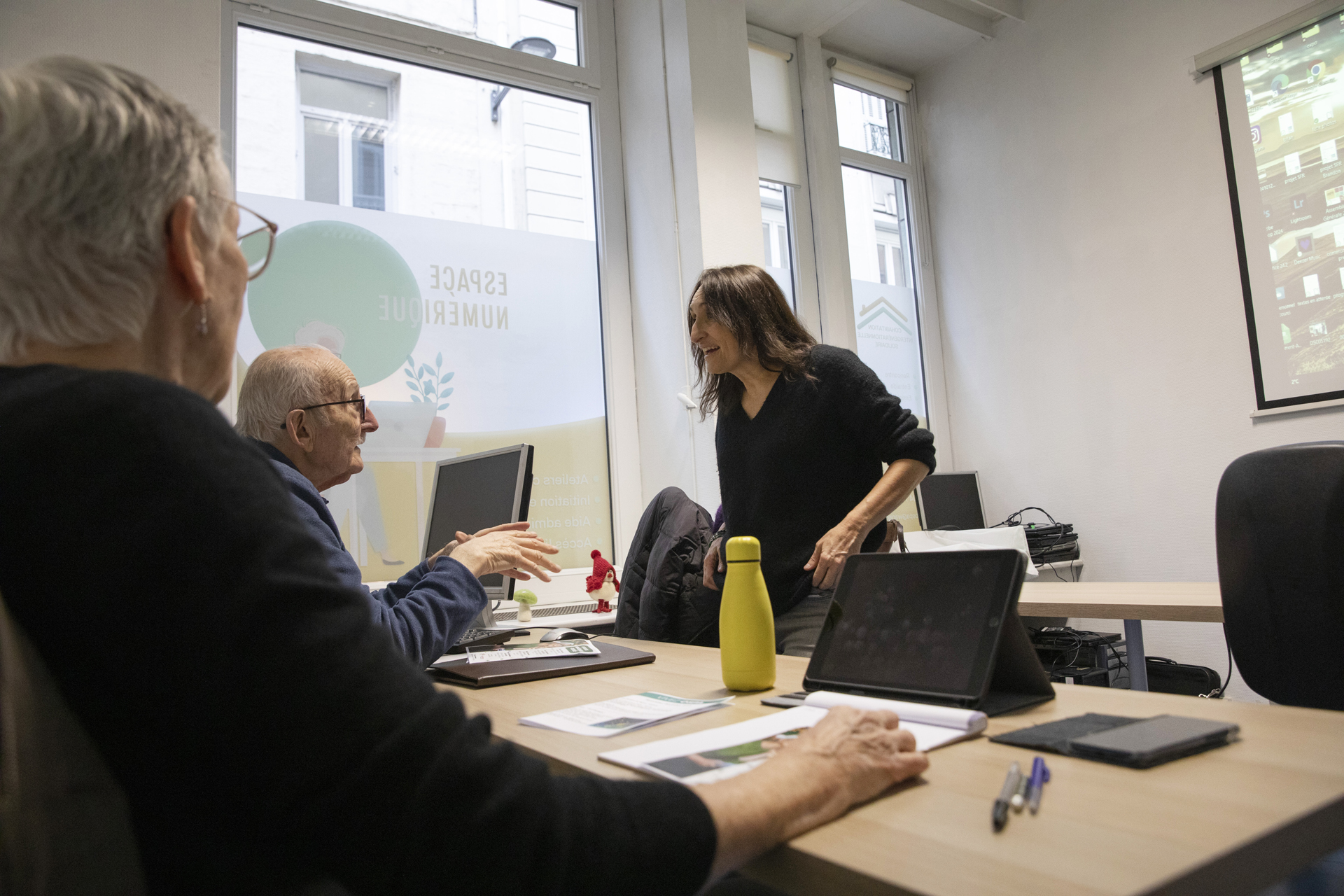 Espace public numérique dédié aux seniors à l'Opsa, rue de la résidence