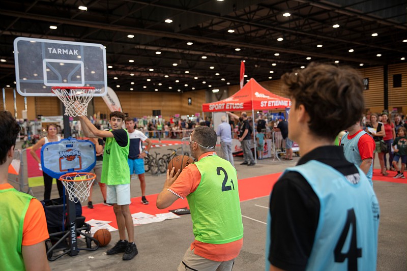 photo d'une initiation au basket dans le cadre du week-end de la vie associative